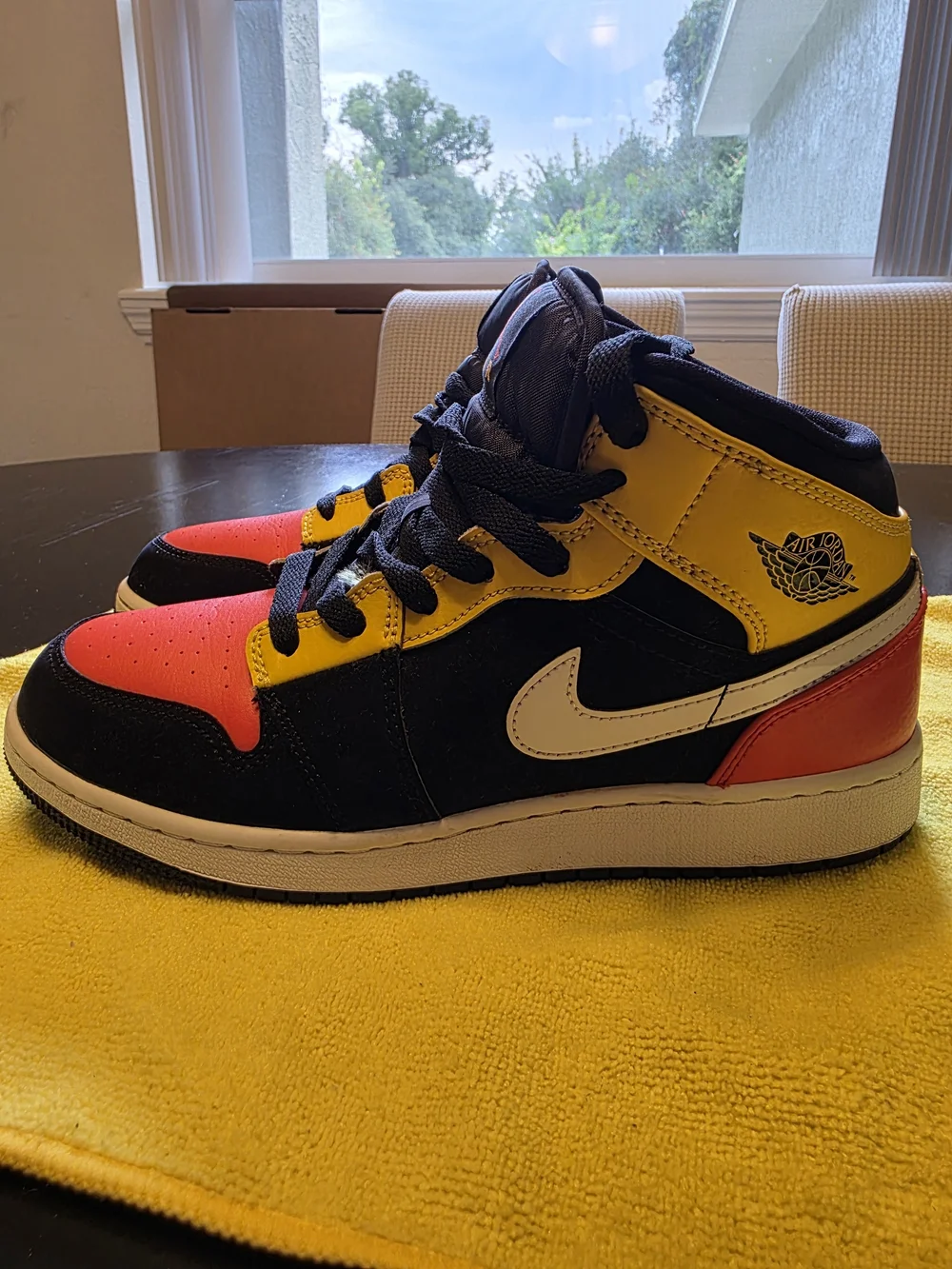Air Jordan 1 Mid SE (GS) Black Amarillo Team Orange Boys Size 6 Very Nice Condit